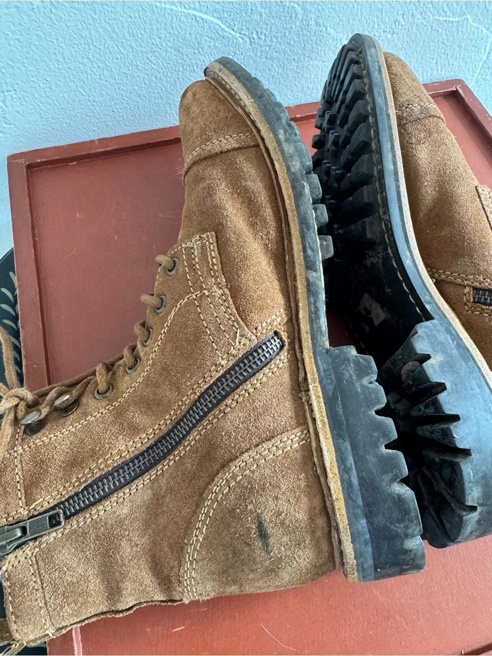 Frye Russell Lace-Up Suede Leather Combat Boots Tan Caramel Brown Lug Sole Fall